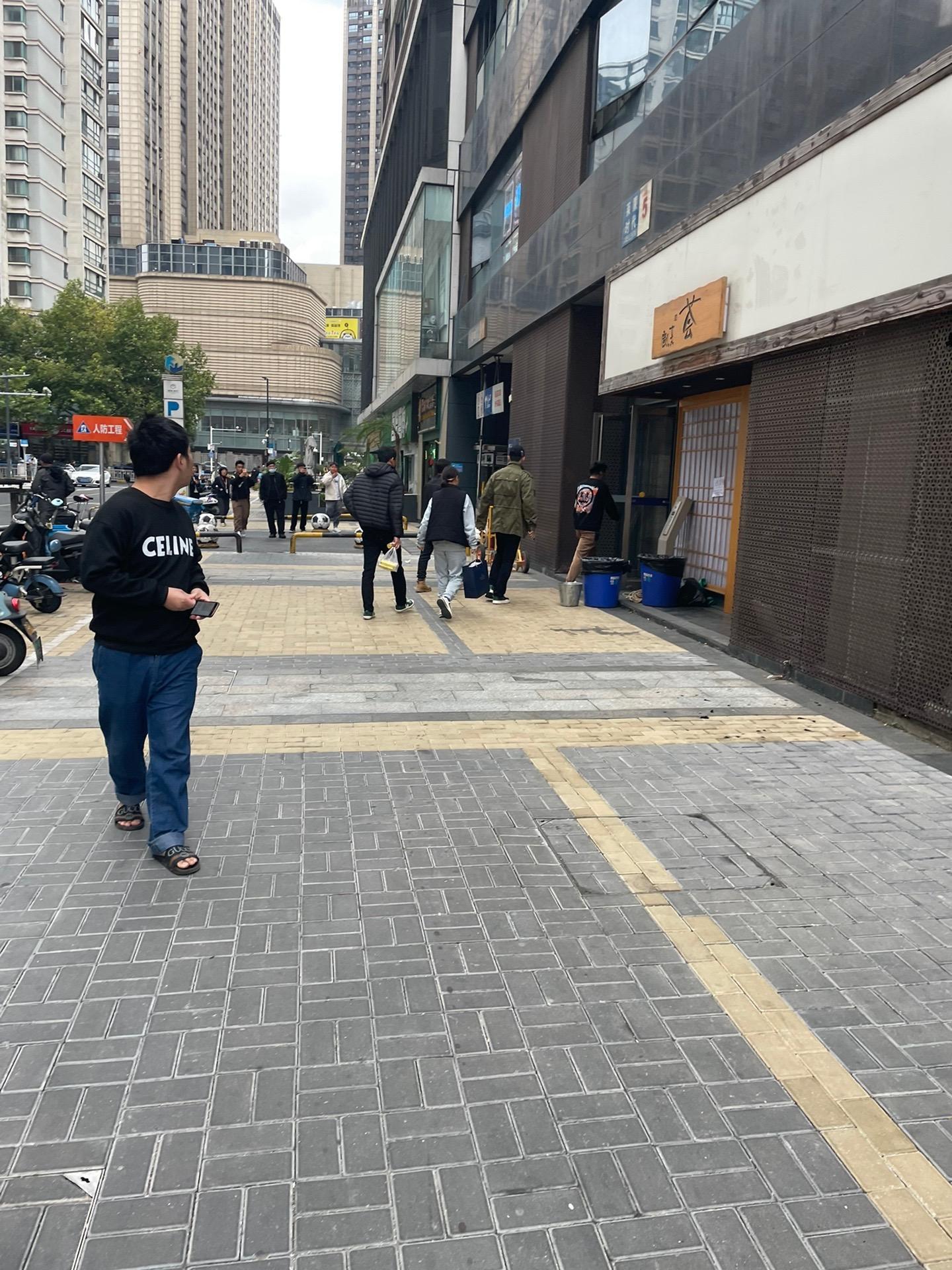 黄景瑜︱《他从火光中走来》︱路透20221026常州莱蒙大街被路人偶遇上班的生图