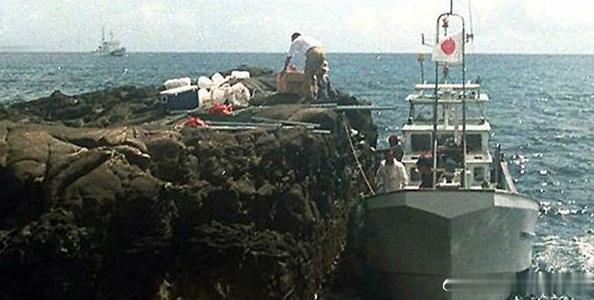 1996年日本右翼势力在钓鱼岛非法修建灯塔，钓鱼岛及其附属岛屿自古以来就是中国的