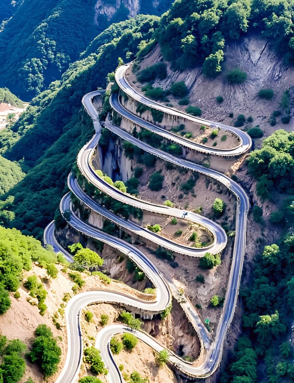 刚拿本的新手最怕啥？雨雪天打滑、隧道里追尾、山区弯道翻车——2025 年 数据显