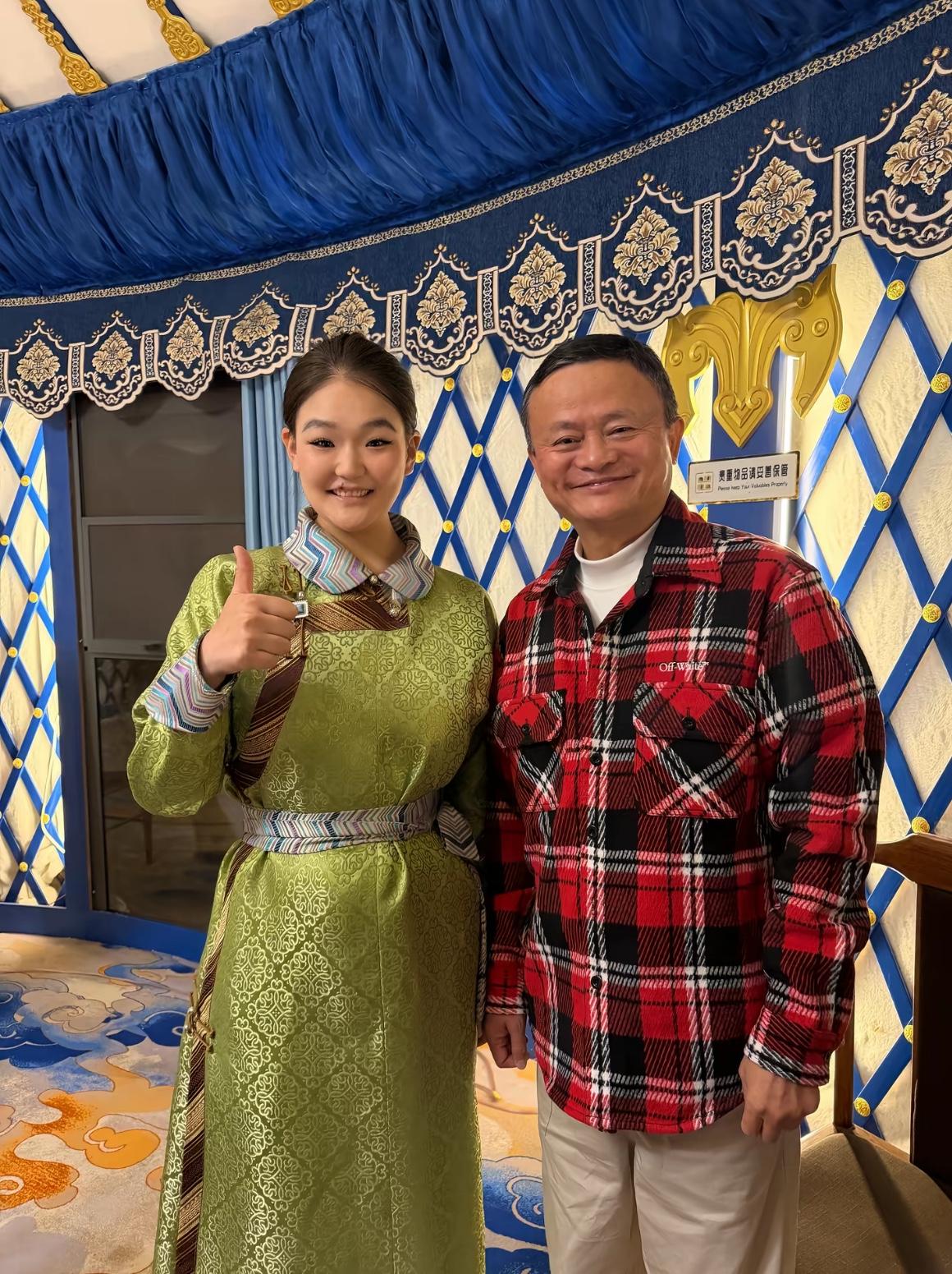 马云现身新疆巴音郭楞！

今日，有网友晒出了和马云的合影，照片中，马老师笑的很开