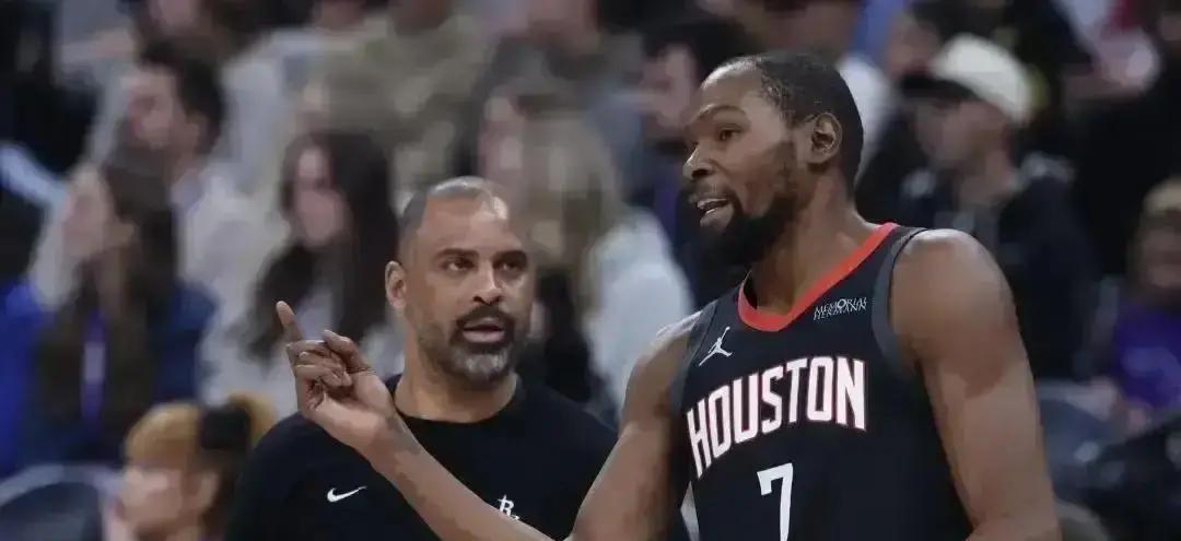 火箭真要卖申京？
 
爵士甩出三首轮，老鹰加码卡佩拉，黄蜂也插一脚。
 
我翻了