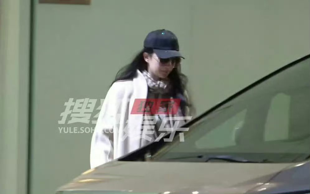 刘亦菲素颜做美容刘亦菲最近状态好好，一脸惬意和工作人员打招呼，眼神笑眯眯的，就现