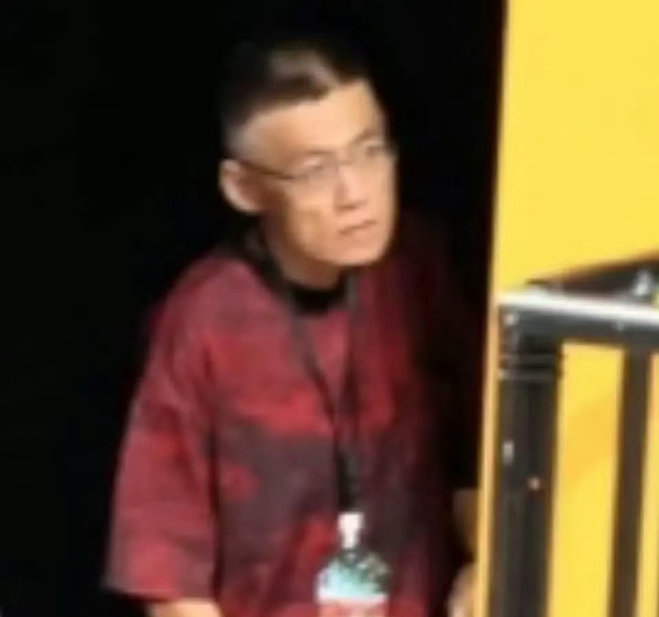 李飞去了TF家族运动会李飞去了运动会 我的天，有人在运动会拍到了李飞在后台偷偷的