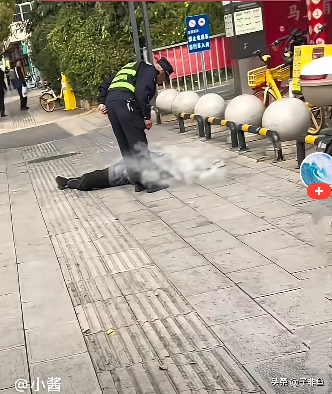 近日，云南一地铁口附近一老年男子躺在地上，路过的一男子上前想去帮扶，被妻子一把拉