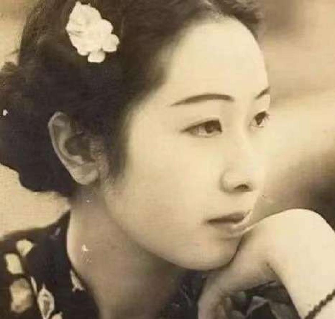 1919年，军官陈济棠看上了戏子莫秀英，得知她身上有两处特别，认为她旺夫益子，赶