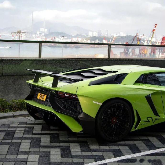 驾驭绿意，感受兰博基尼Aventador LP750-4的非凡魅力。选择绿色，让