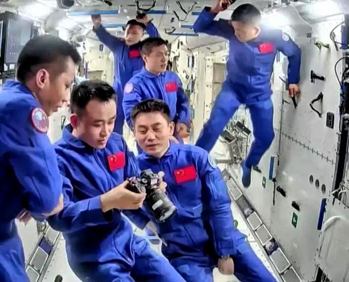 估计现在最让人担心的，就是神舟二十号的航天员，不是因为他们没有成功交接，也不是因