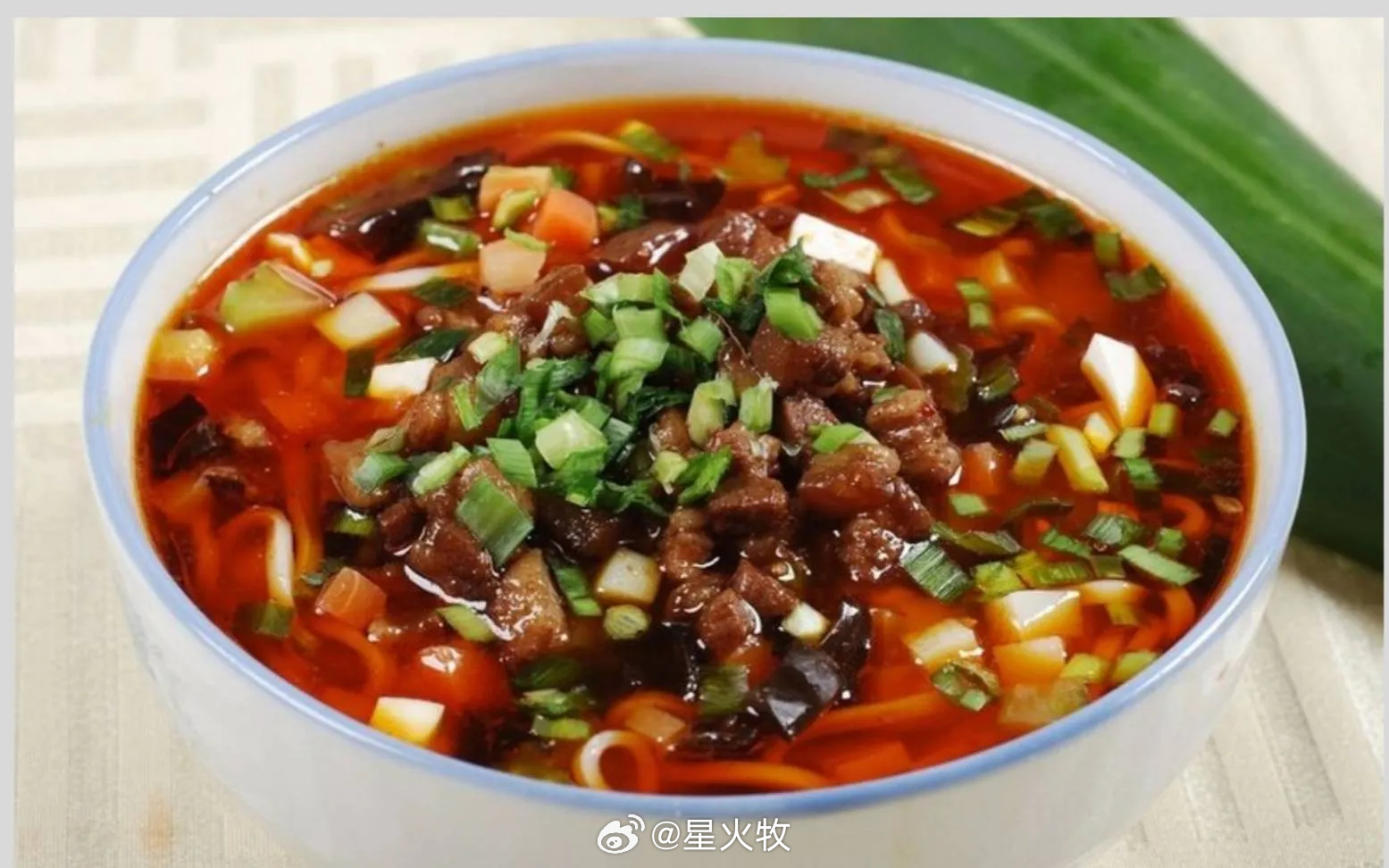 做一碗麻辣鲜香的美味臊子面，第一要把臊子细细剁烂，无论荤素都要慢火熬汁，第二要选