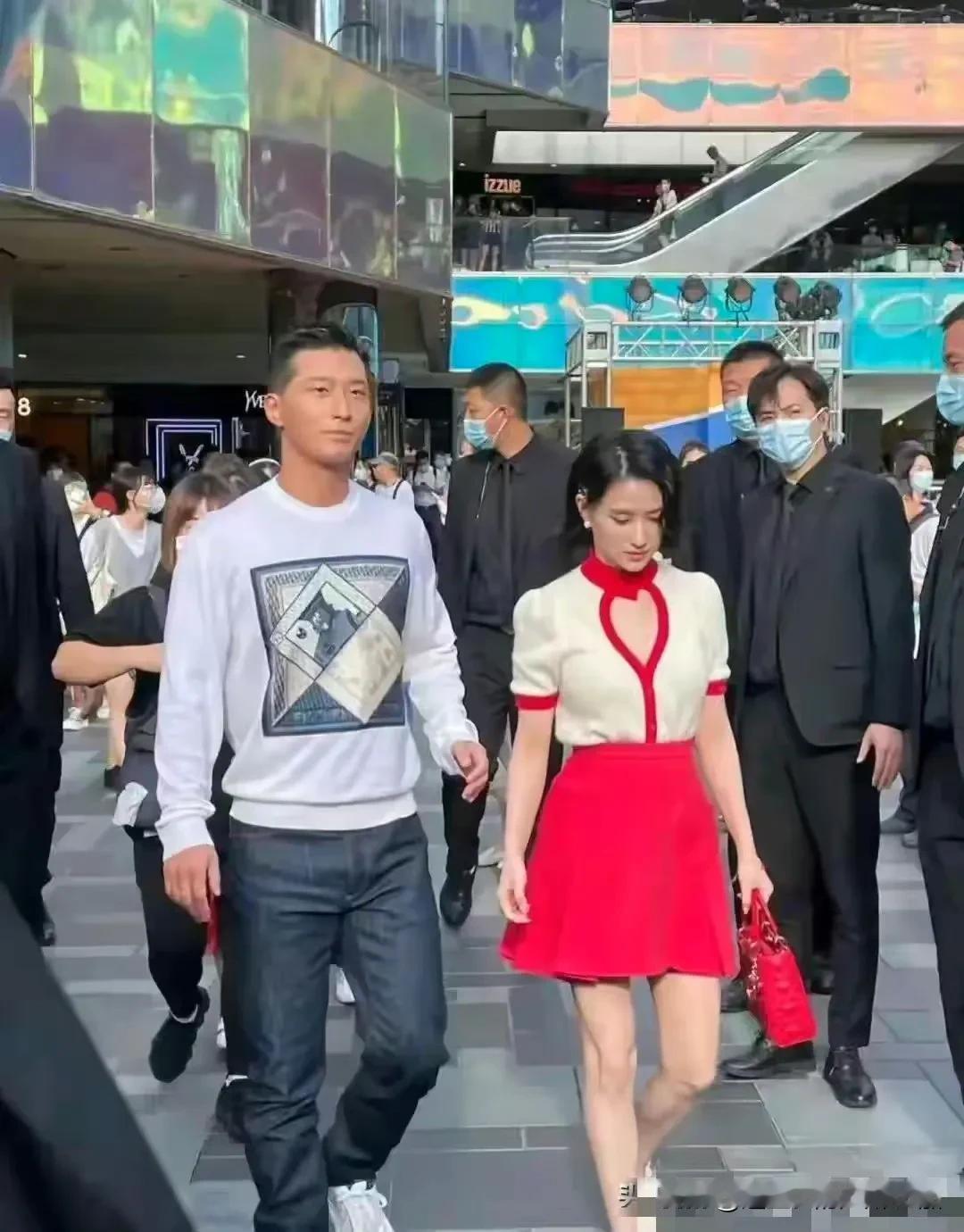 女一脸霸相，男一脸受气包。入赘不易啊[吐舌]赌王千金携赘婿男星窦骁现身成都太古里