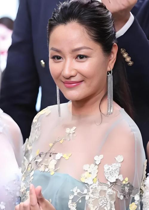 1998年，瞿颖与李亚鹏恋爱，张艺谋苦口婆心地劝说：“小瞿啊，你小心点，他只是看