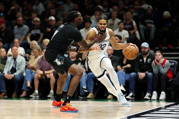 孟菲斯灰熊已与前锋拉扬·吕佩尔签下一份双向合同。
吕佩尔身高2米03、体重205