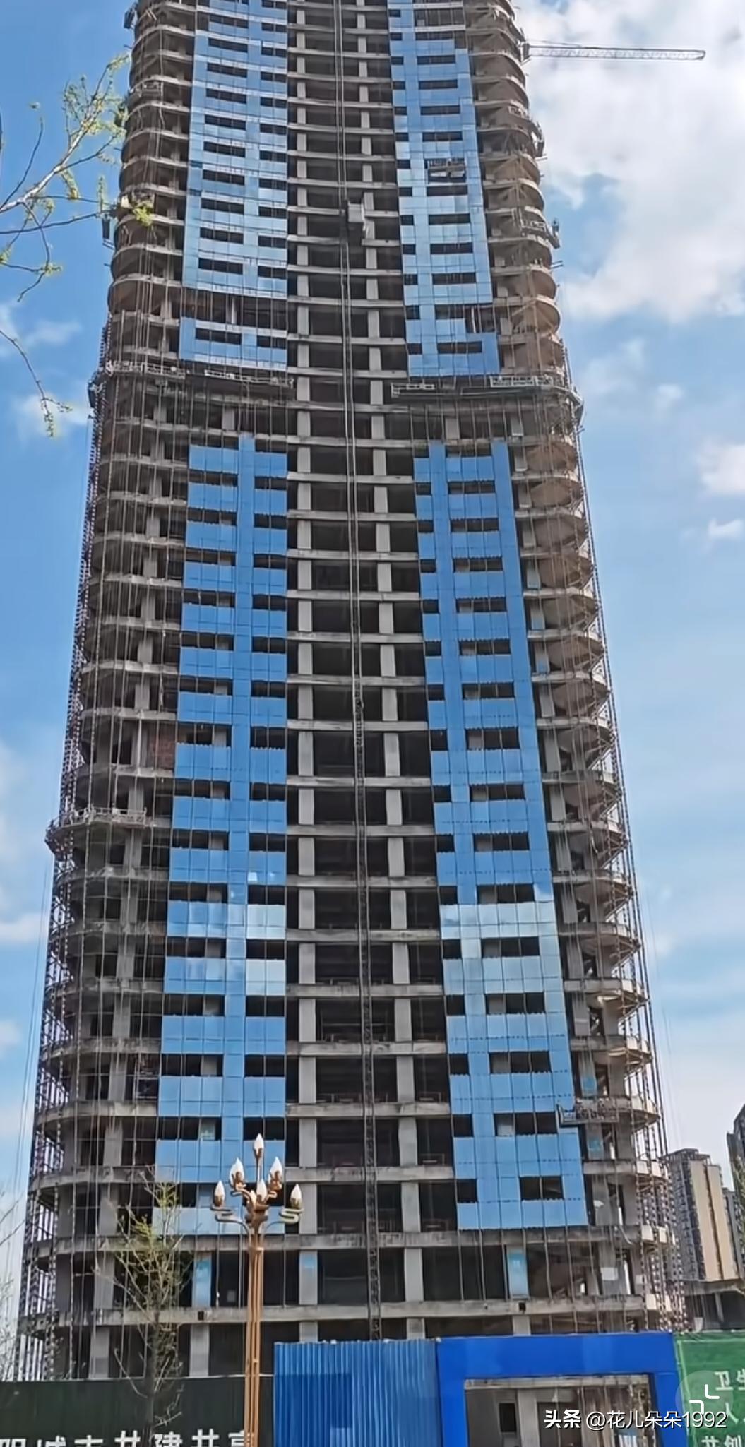 四川南充火车北站绿地这一栋双子塔终于不再是表演性复工了，现场很多工人，期待中，以
