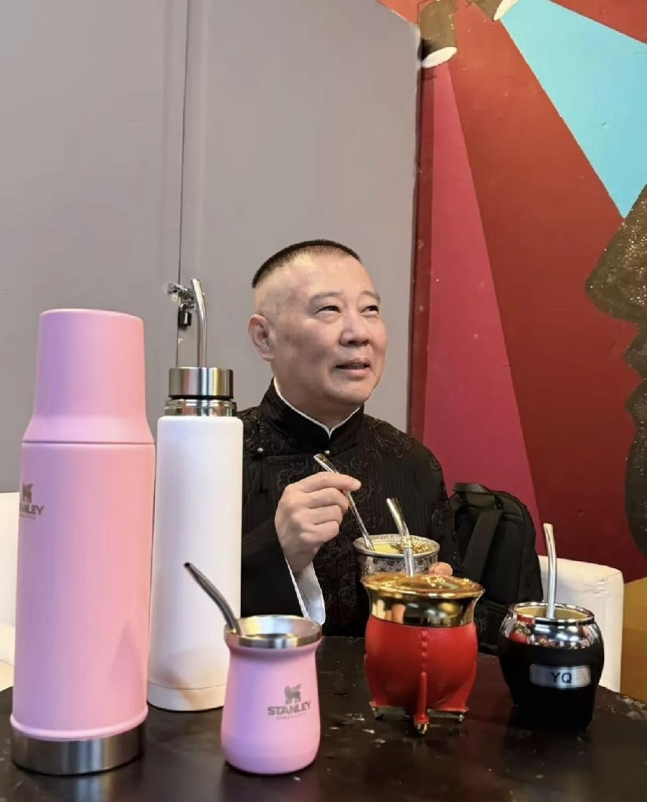 郭德纲在德云社2026全球巡演阿根廷站结束后坐在后台喝阿根廷的全民茶饮马黛茶，旁
