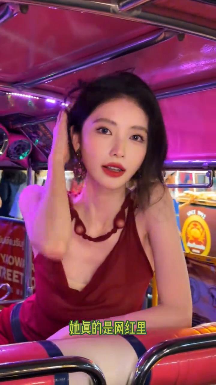 完全理解方圆为什么会成为内娱红毯的常客了，她真的是网红里最具备明星条件的了。五官