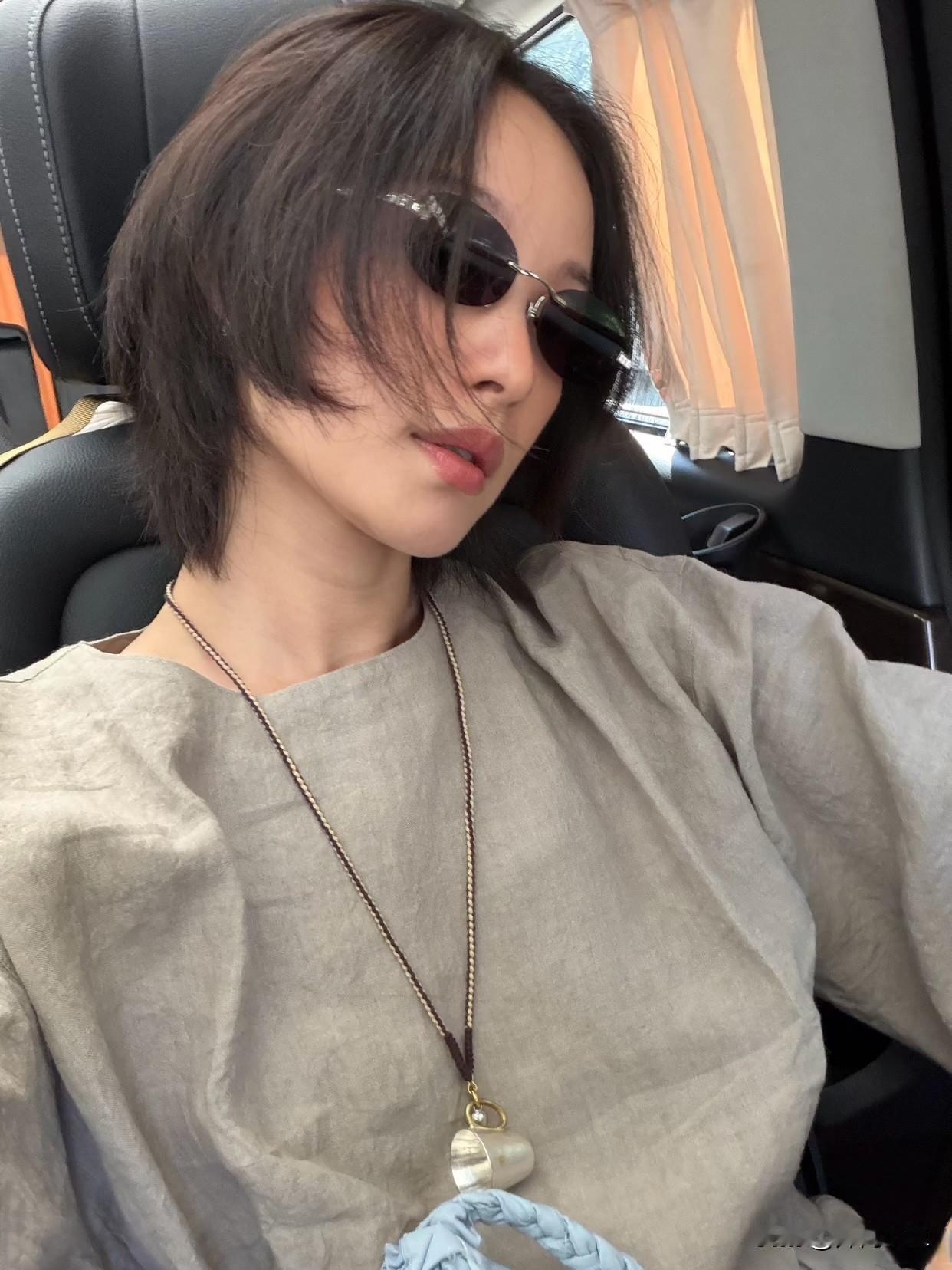 倪妮简单的穿搭却透着高级感！

一身燕麦色宽松棉麻上衣，面料自带自然褶皱，舒服又