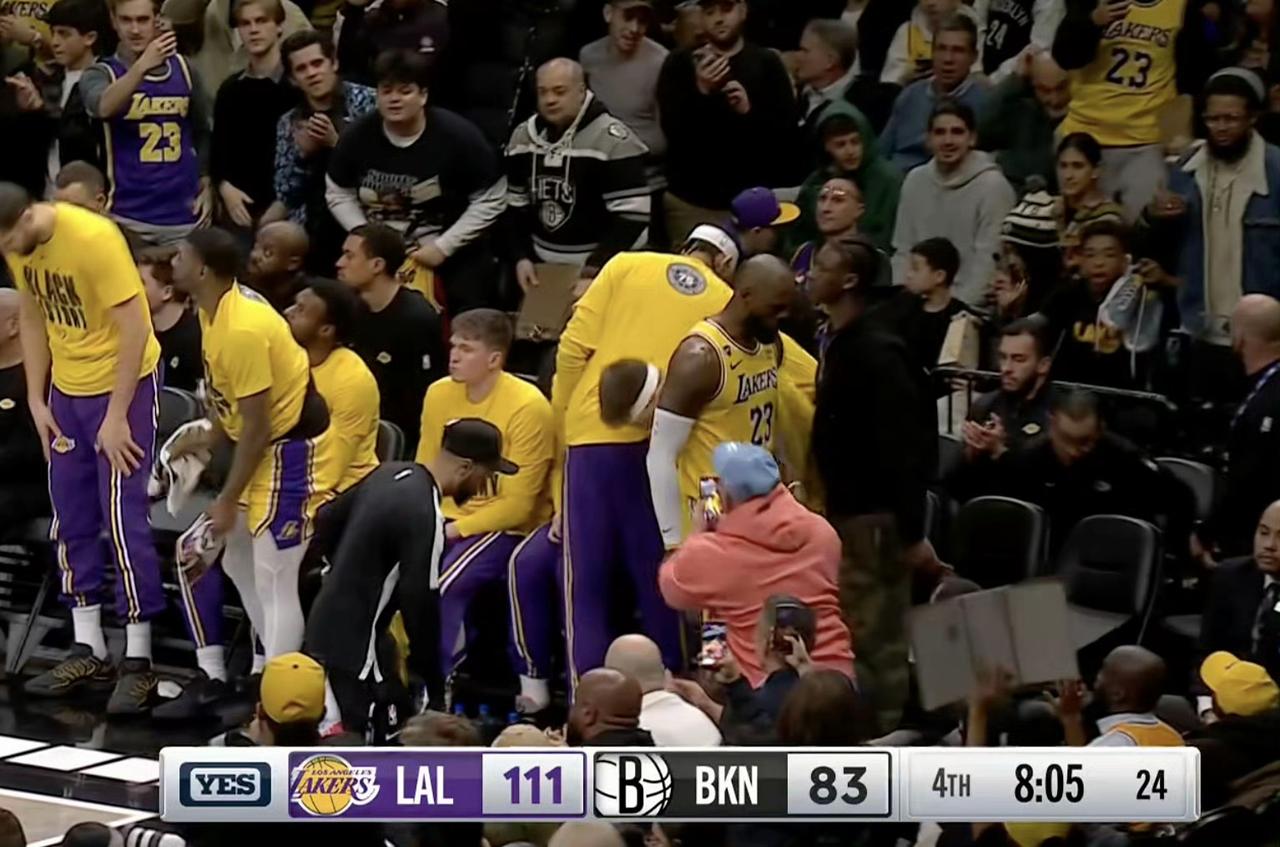 湖人111-83领先篮网28分了，詹姆斯打卡下班。今天又不能看正负值了。
骑士拿