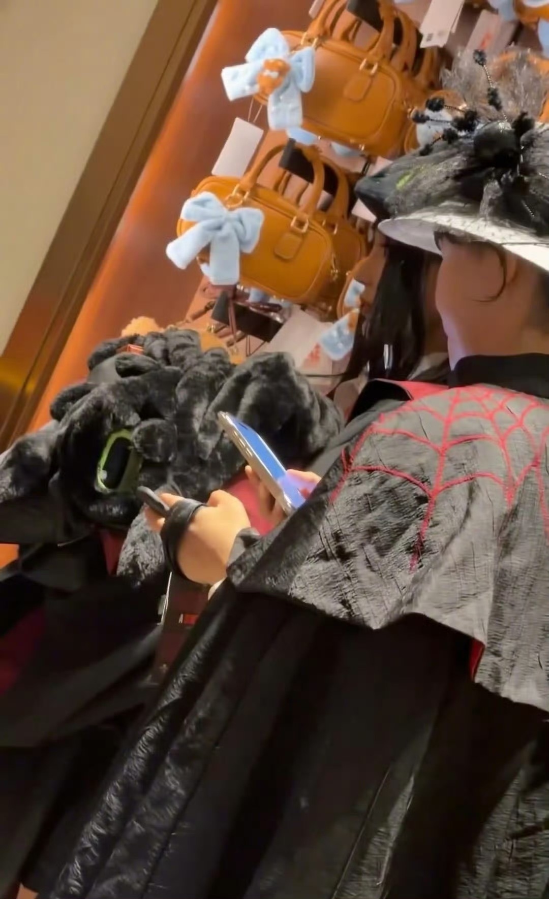 网友北京环球影城偶遇angelababy带小海绵去玩了，好幸运呀～[憧憬]环球影