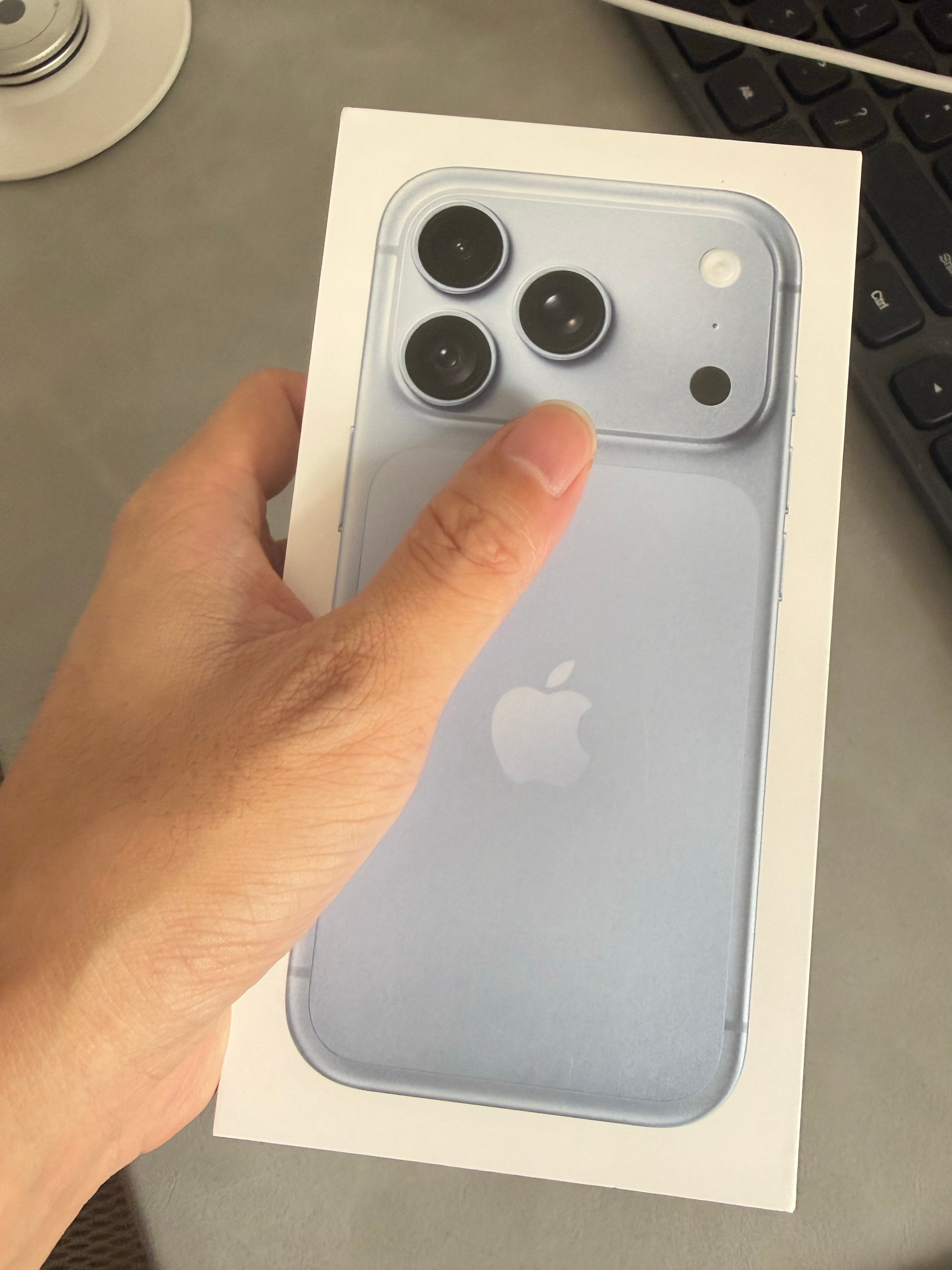 今年iPhone18 Pro挺好买的，好多渠道都有现货了 ​​​