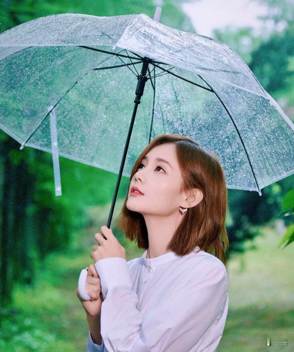 与其等别人为你撑伞，
不如自己备好一把，
风雨袭来时，
可以从容撑开，
护自己周