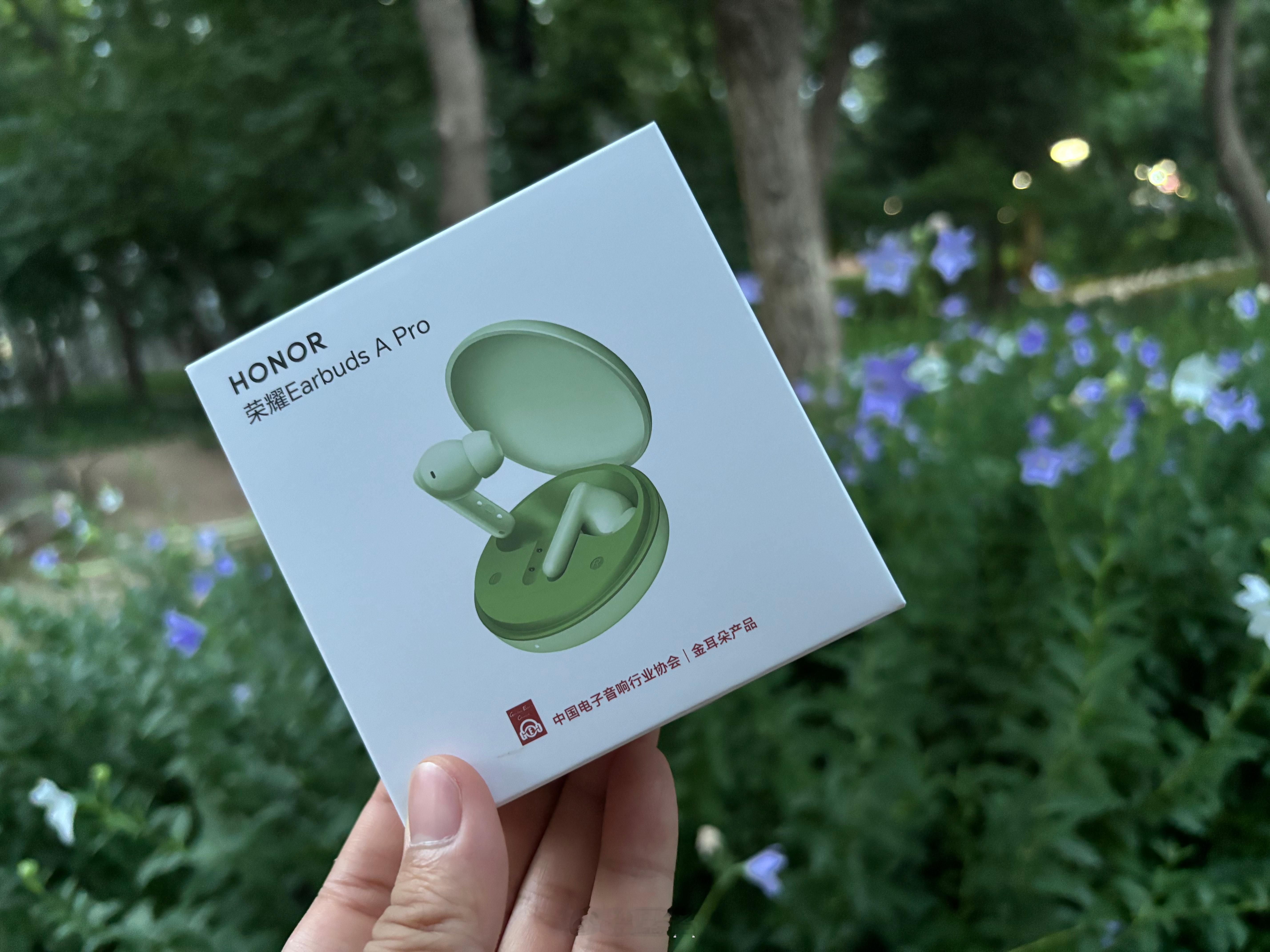 荣耀Earbuds A Pro音效确实还不错，细节表现力出众。而且耳机也有42小