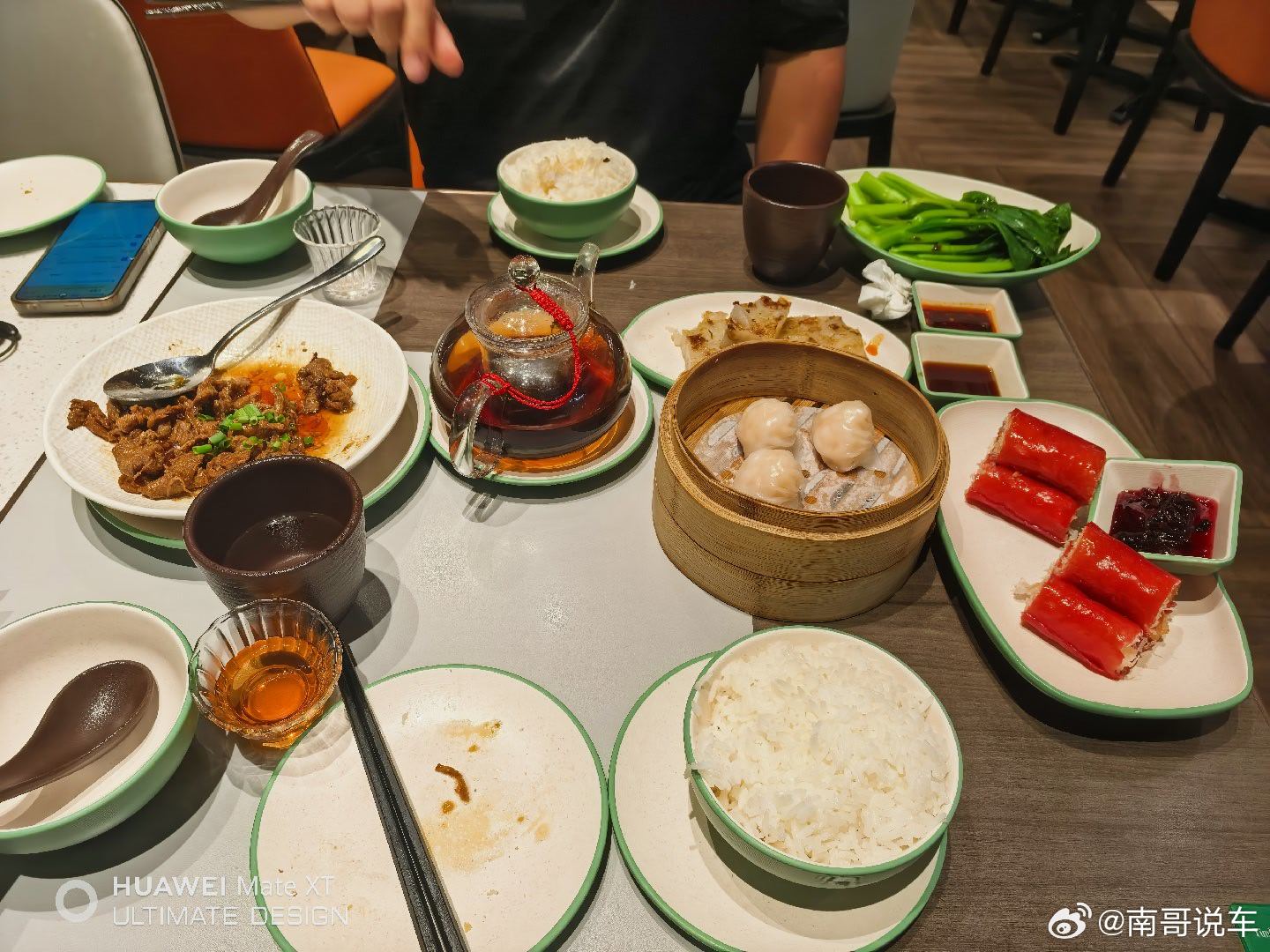 上海虹桥机场这一堆预制菜 300 块其实还可以如果在广州当地吃估计 150多出来
