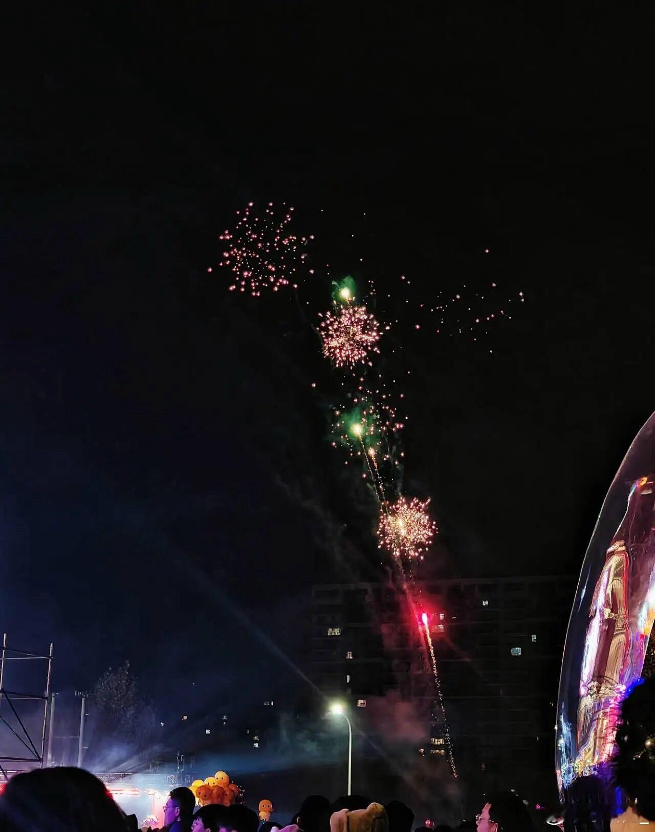 0成本跨年保留节目  谁还没把看烟花列入跨年0成本清单啊！和三五好友蹲在路边，等