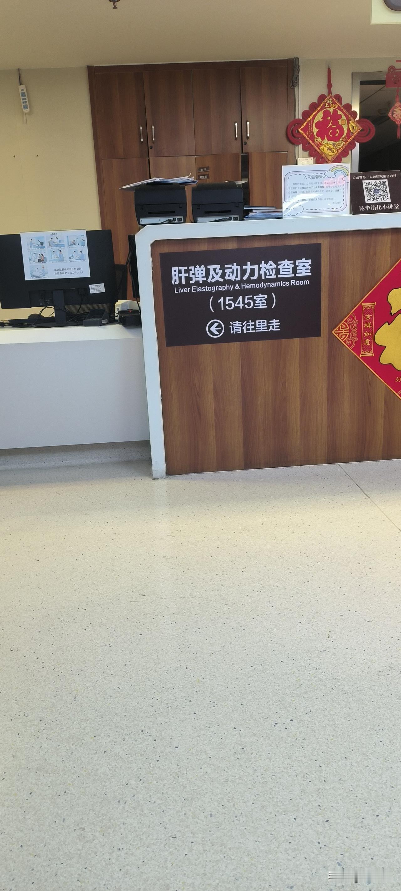 老爸从重症监护室出来了，他说待在里面太难受、太恐怖了。
难受我理解，因为见不到亲