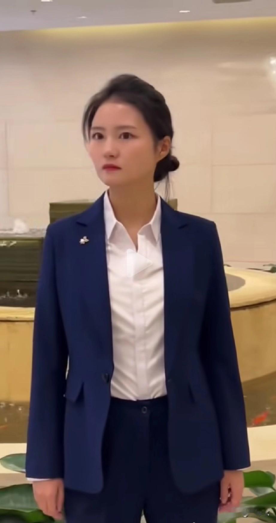 闫月霞身为贴身保镖，身着剪裁利落的藏青色正装，将干练与飒爽展现得淋漓尽致。挺拔周