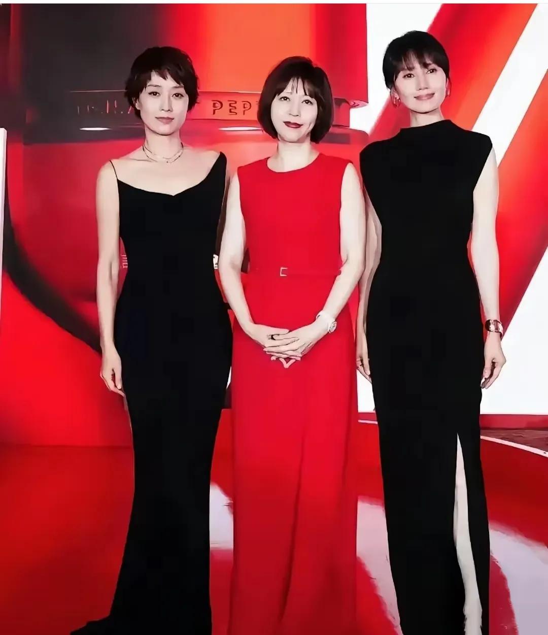 马伊琍袁泉同框，两位都是端莊優雅知性的氣質美女，不暴露的高雅。虽然两个都喜欢，但
