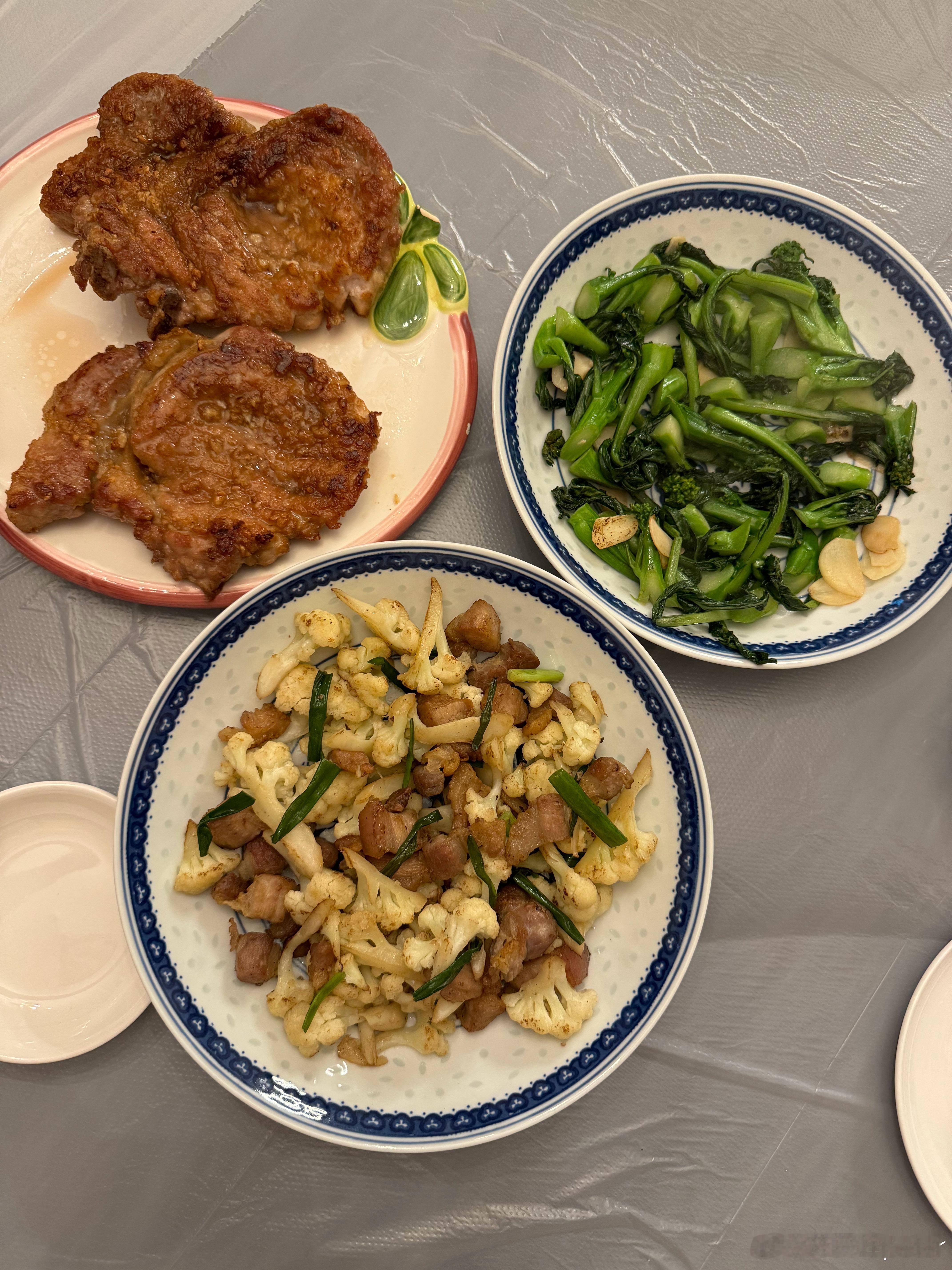 今日的家常便飯，蒜蓉煎豬扒，椰菜花炒鹹肉，蒜片炒芥蘭，火腿冬瓜煲豬骨湯。￼ ​​