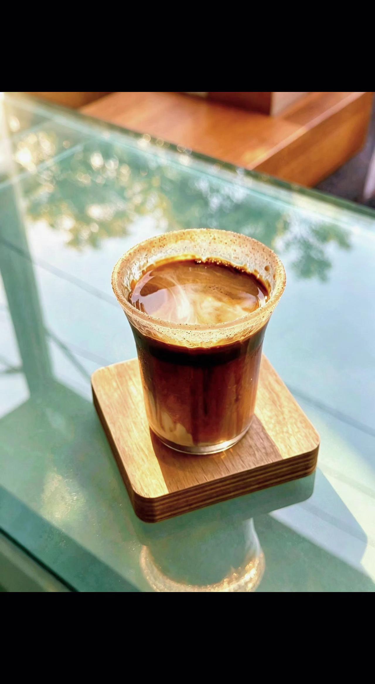 ☕冰块在玻璃杯中慢慢融化，像时间在跳舞。阳光透过树叶洒进来，给咖啡镀上了一层金边