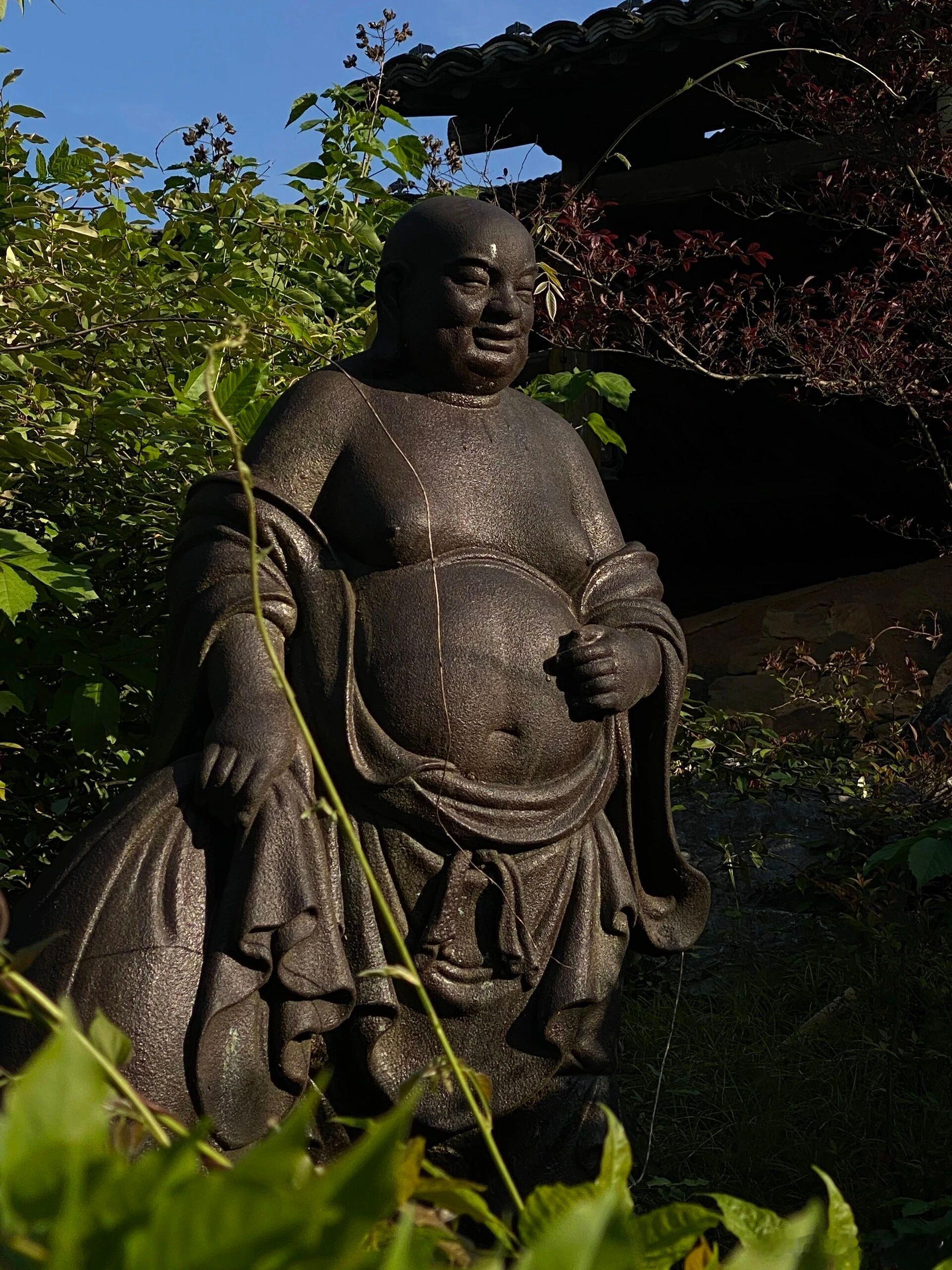 一个人真正值得炫耀的东西是善良，是教养，是见过世面的涵养，向阳而生，做一个温暖的