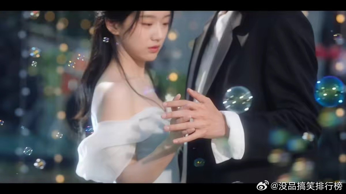 炽夏坏端端的好起来了恨是盔甲爱是软肋，两个人一边互相较劲，一边悄悄心动，拉扯感绝