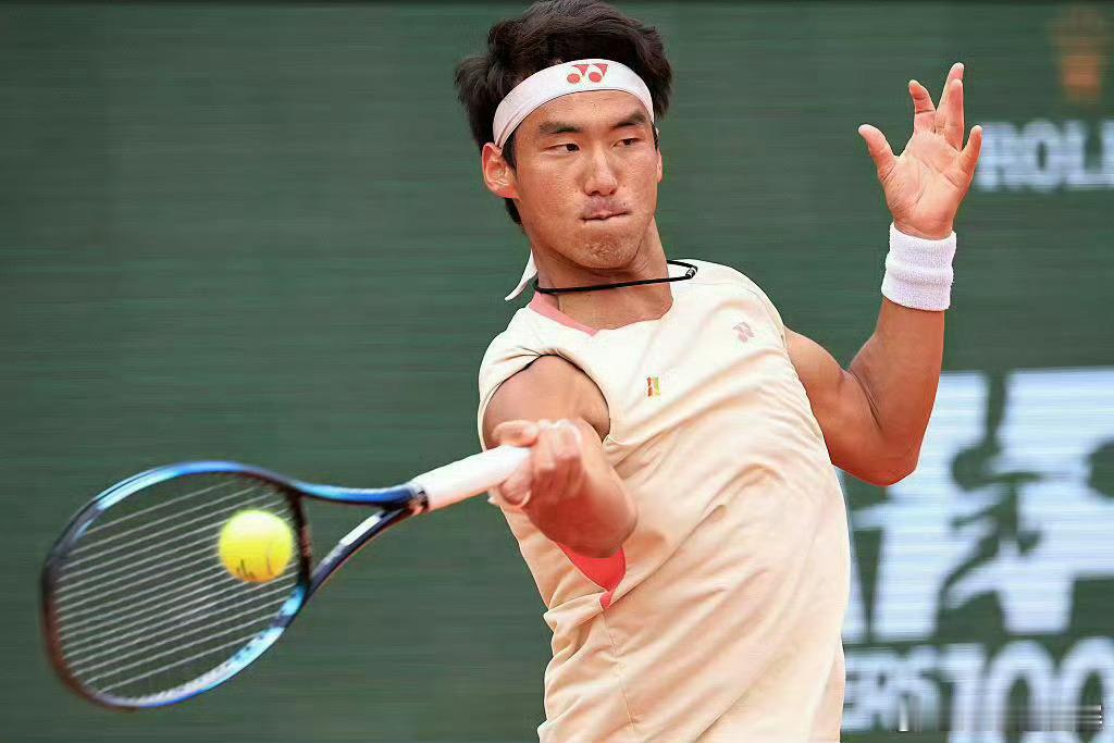 布云朝克特止步首轮马德里大师赛男单首轮，中国选手布云朝克特以3-6/6-7(2)