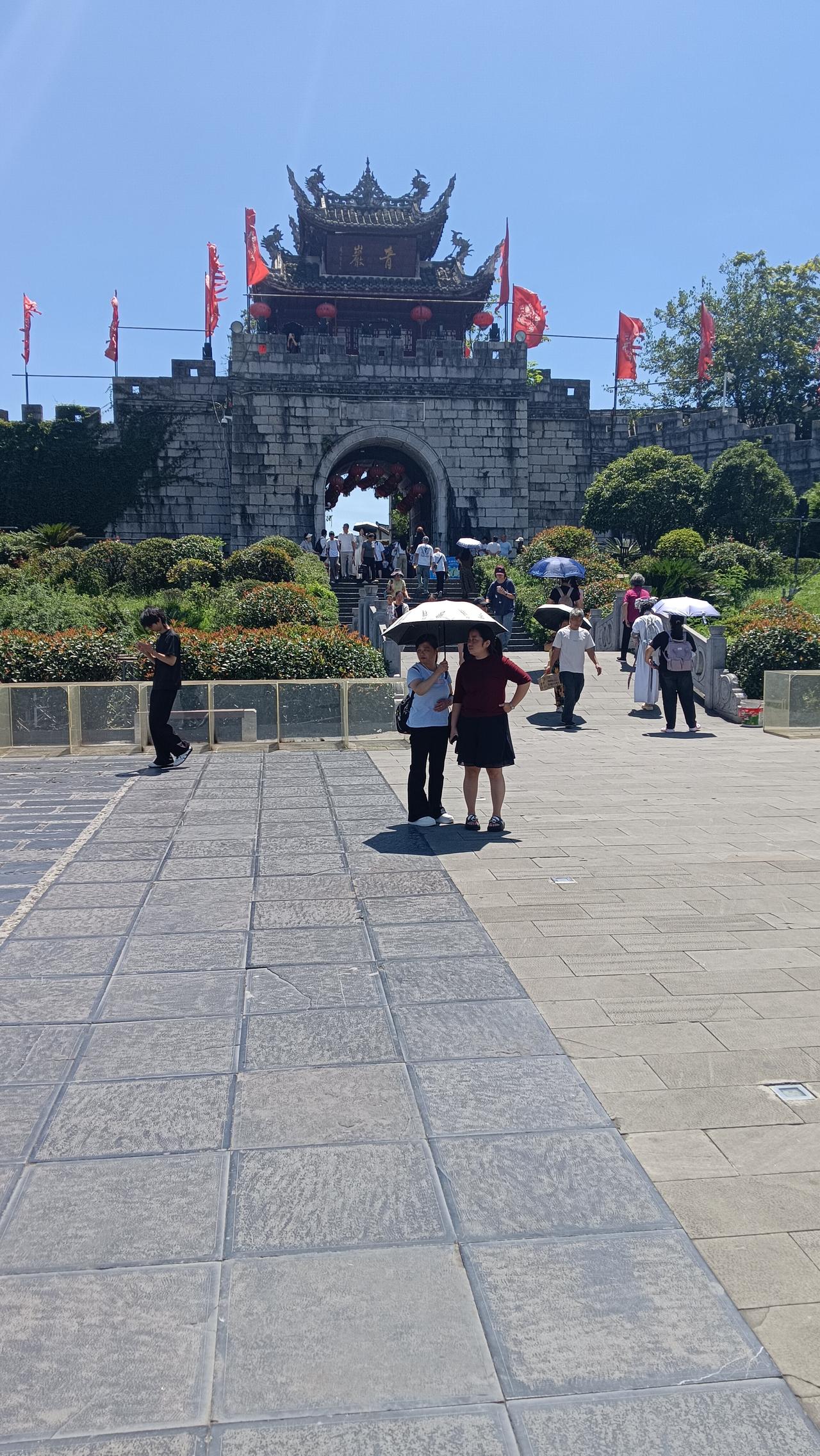 进了这城堡门才是青岩古镇。第一次来的时候还不知道，只在外围玩了一下。