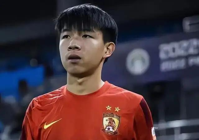 “21岁中国小将试训前意甲冠军球队，大概率留洋成功”。前恒大新星，现在21岁王世