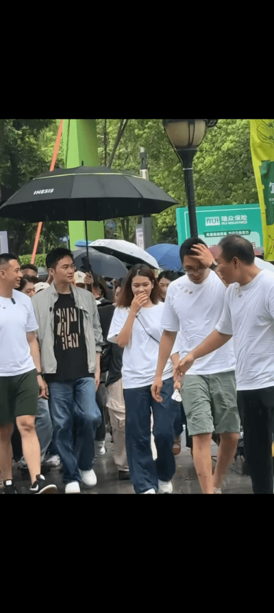 6月17日，港星张智霖现身广州猎德村参加龙船节，见到真人的网友都表示他本来看起来