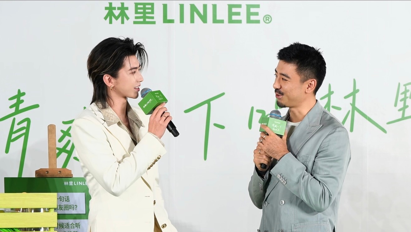 蔡徐坤林里全球品牌代言人林里柠檬茶感受出席林里直播活动的蔡徐坤吧，优越的颜值搭配