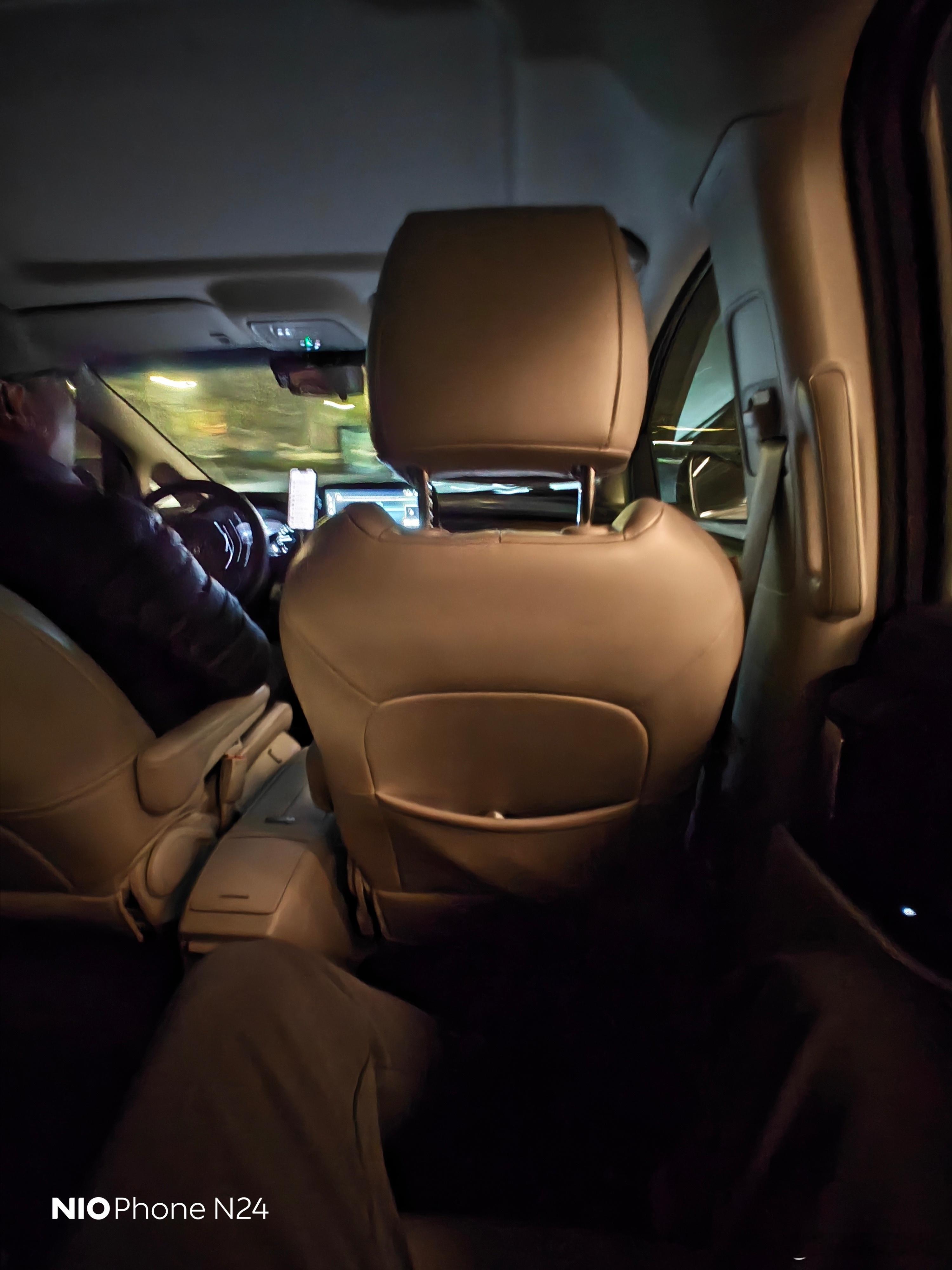 今天起的有点早，路上赶紧多睡会儿 