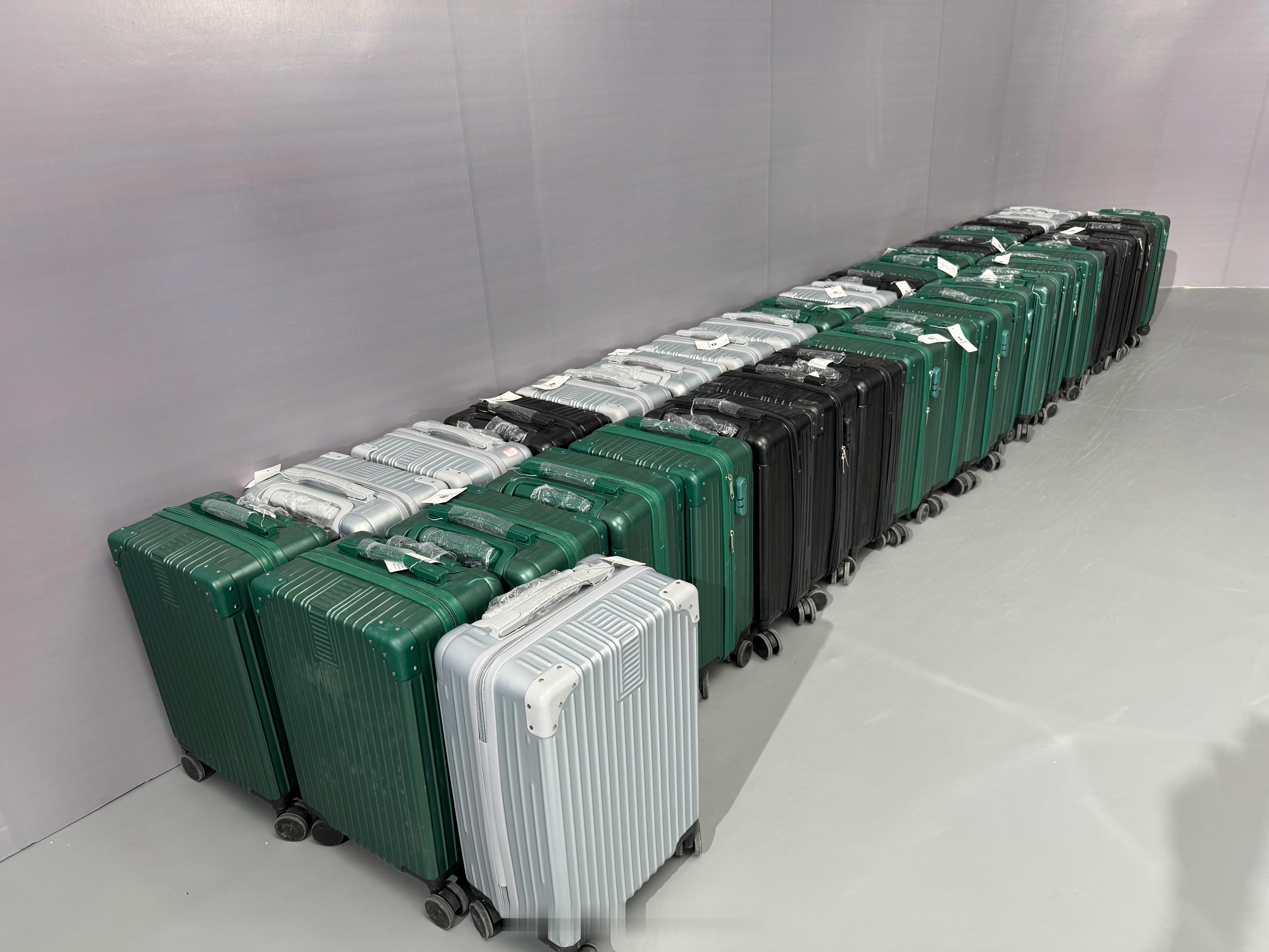你以为小鹏P7+能装下33个20寸行李箱就是装载能力的极限了吗？今天，小鹏把你照