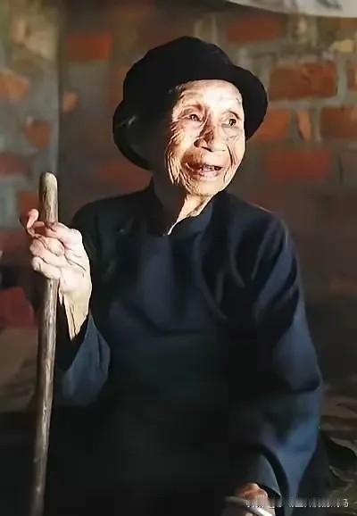 1941年，14岁的黄有良被10多个鬼子扒光衣服乱摸。她拼命反抗，惹得鬼子大怒，