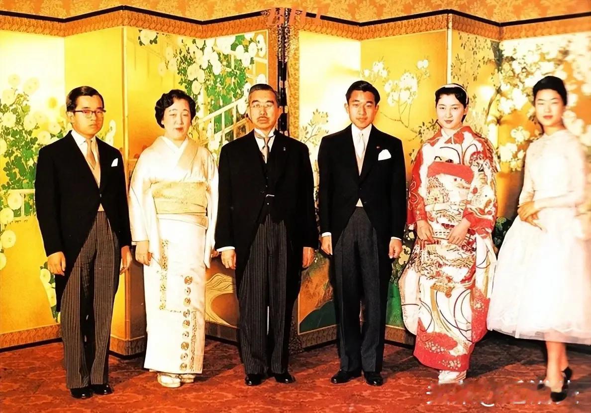 联合国要求日本允许女性继承皇位。

联合国消除对妇女歧视委员会在去年向日本提出了