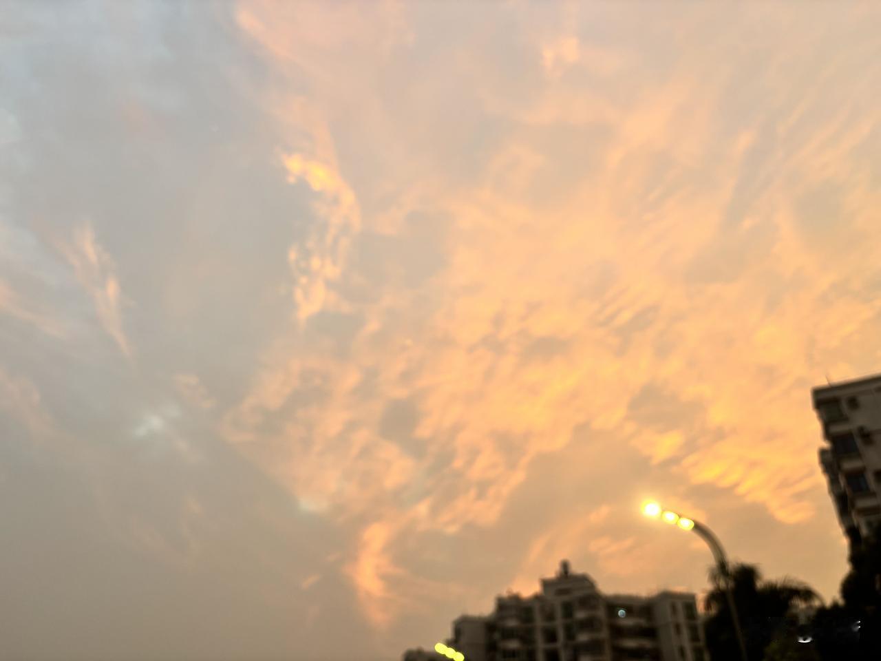 下午六点接高二娃，经过华快的入口，看到一排长长的出城车流，2025年的最后一天，