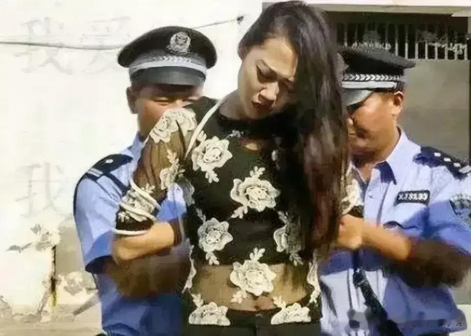 一个女囚犯换上了一身干净的衣服，被五花大绑着，即将执行死刑。由于绳子勒的有点紧，