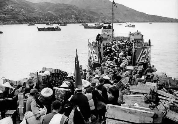1955年初春，浙江外海的大陈岛上，火光冲天，浓烟蔽日。岛上世代打渔为生的居民，