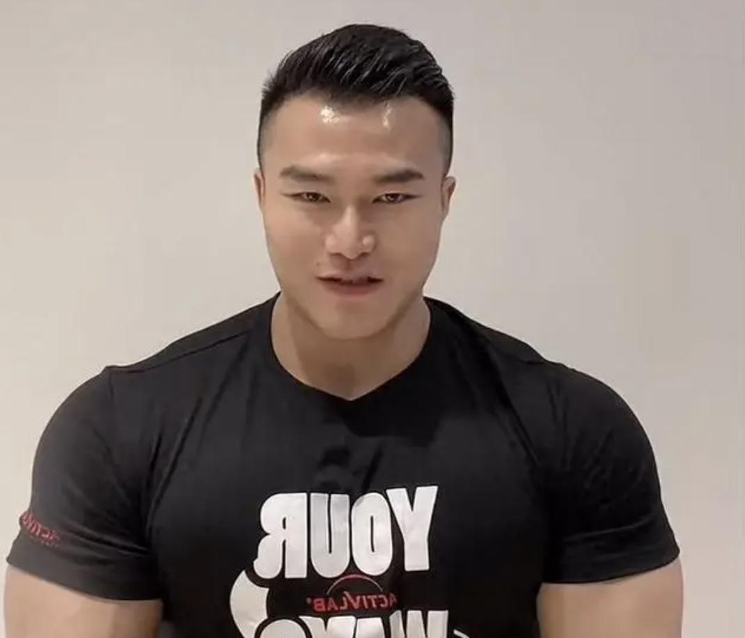 说实话，看到王昆去世的消息，我心里五味杂陈。
30岁啊，健美冠军，说没就没了。