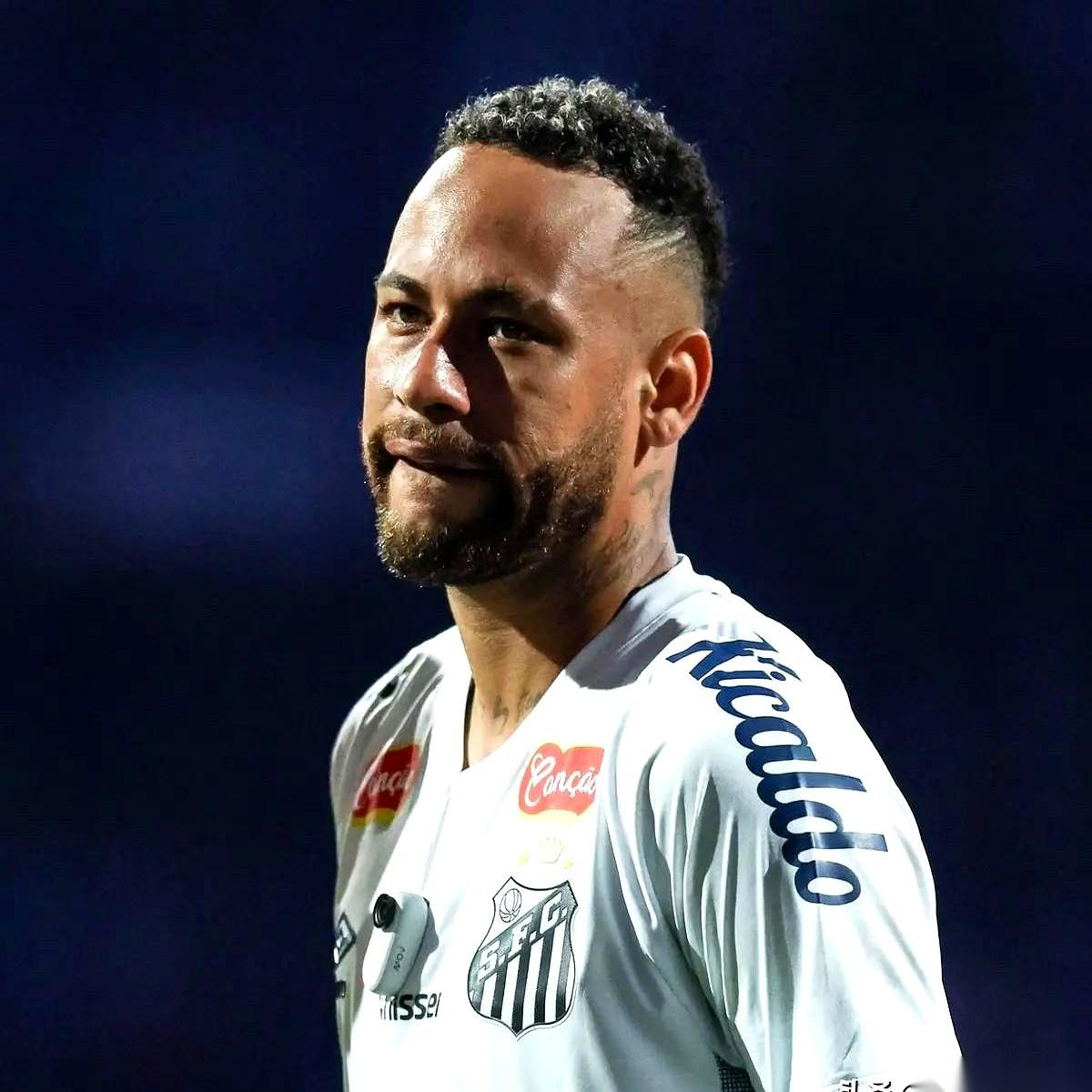 内马尔把镜头怼到自己脸上，眼眶有点红。
他开口第一句就是：“我只是个普通人。”