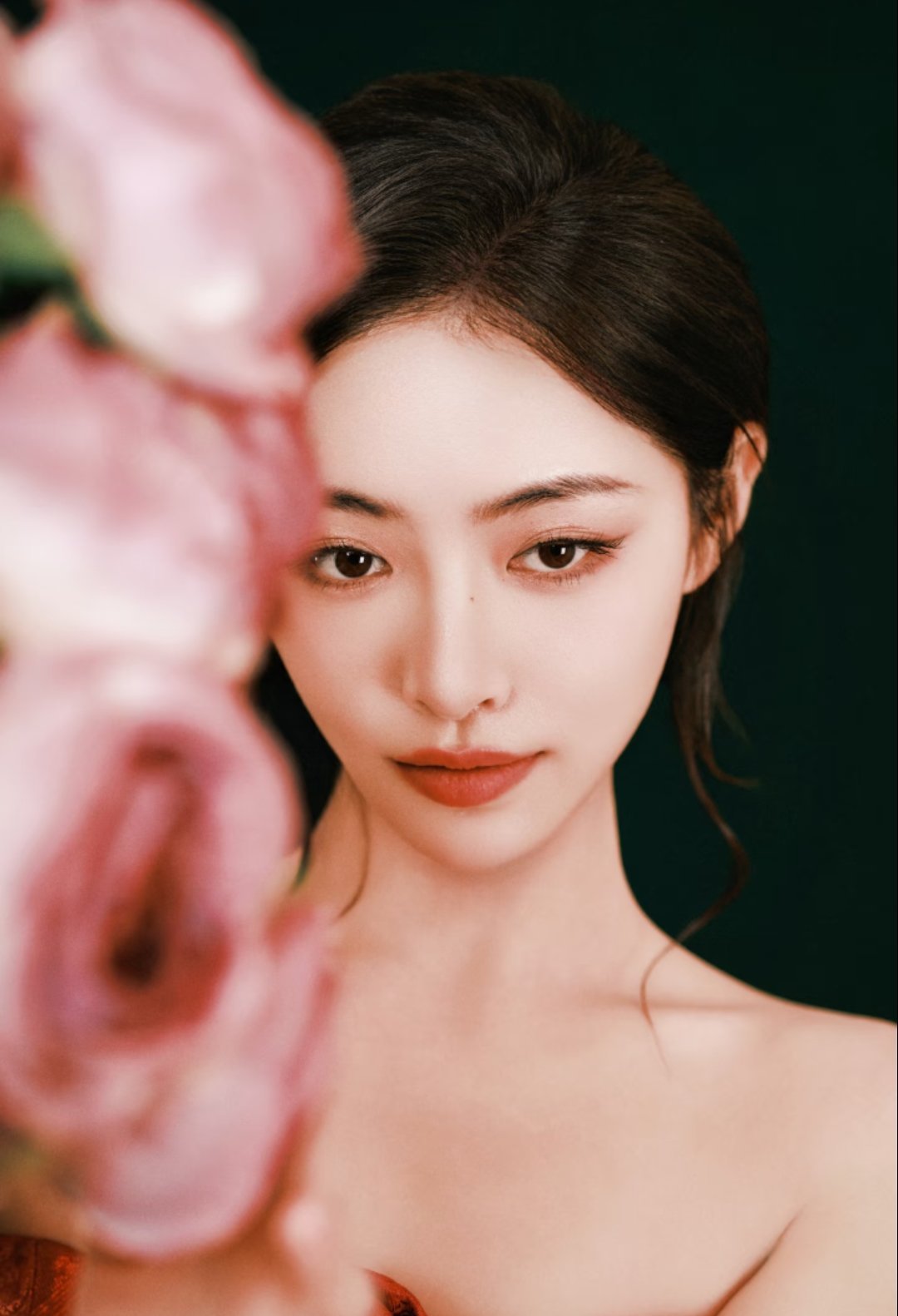 许佳琪的一组花朵红色礼服写真～ 