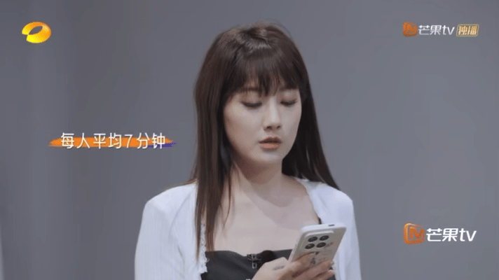李艺彤把作文格式刻进DNA 李艺彤居然在写作文时会自动空两格，这个动作太熟悉了，
