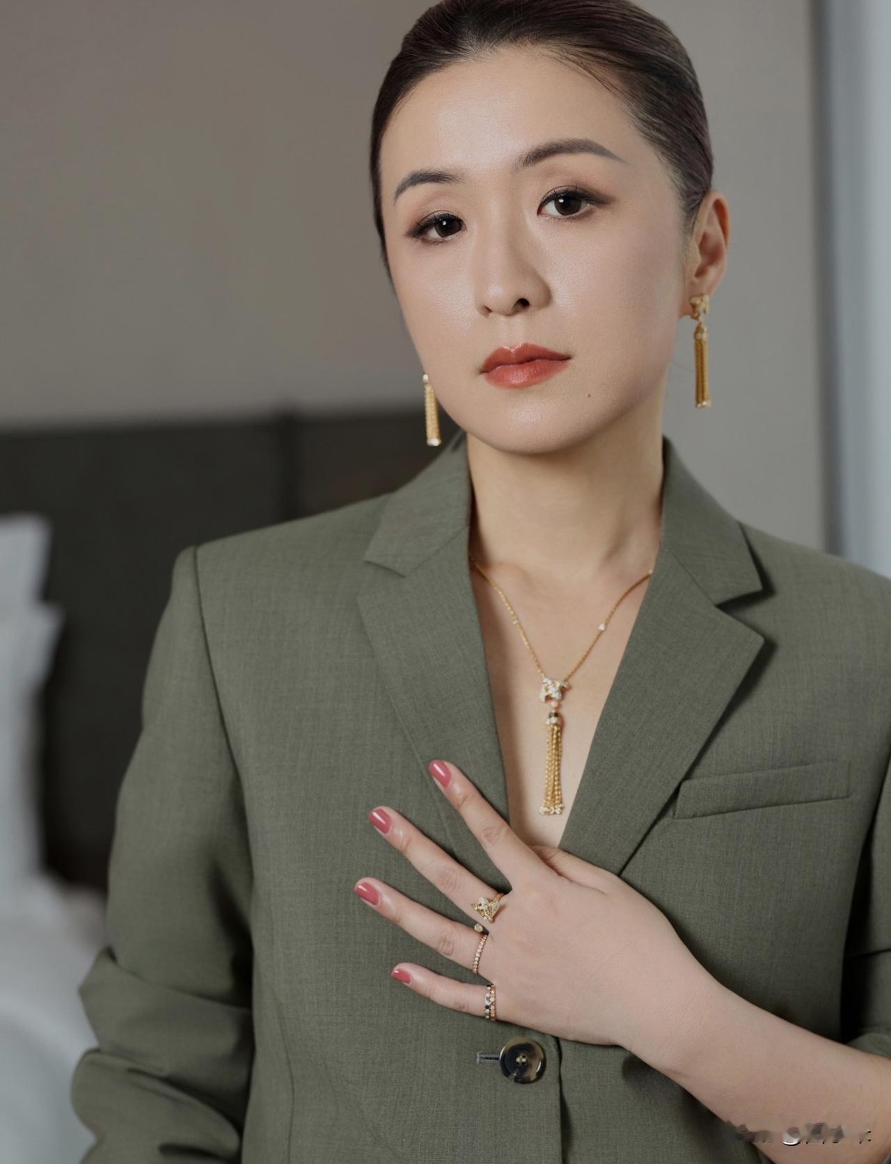 我预料到了 秦雯蛐蛐刘诗诗

也预料到了 秦雯蛐蛐唐嫣

但没想到，她居然和王家